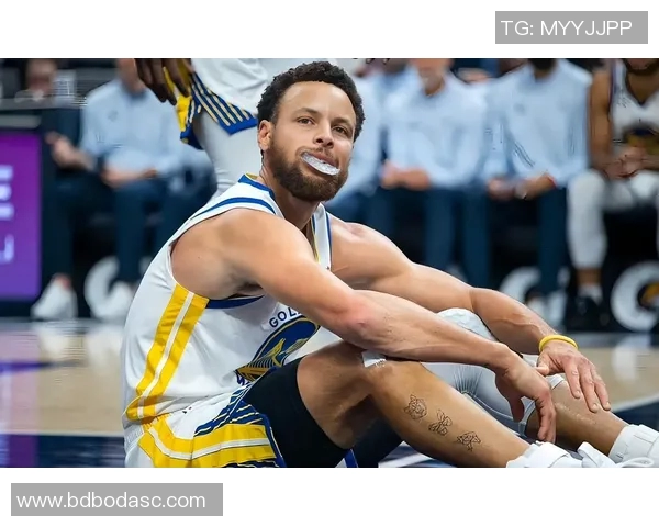 勇士与独行侠对决库里展现王者风范引领球队争夺胜利 勇士与独行侠对决库里展现王者风范引领球队争夺胜利