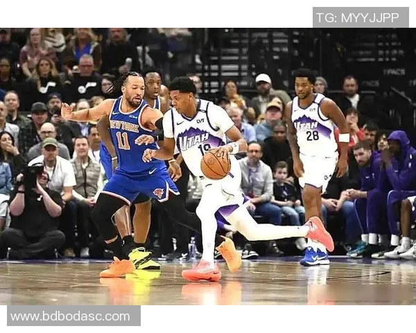 尼克斯与爵士激战正酣球迷期待精彩对决与绝妙表现