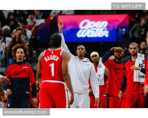 掘金逆转快船精彩瞬间回顾展现球队顽强斗志与团结精神 掘金逆转快船精彩瞬间回顾展现球队顽强斗志与团结精神