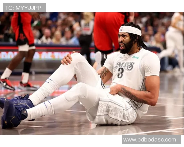 火箭队与达拉斯独行侠激战正酣谁能在NBA赛场上笑到最后